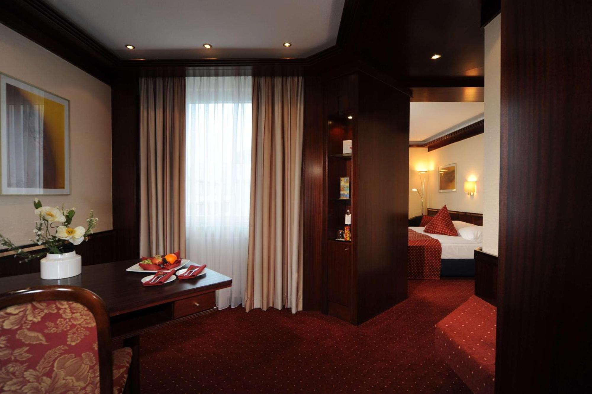 Western Zur Post 4*